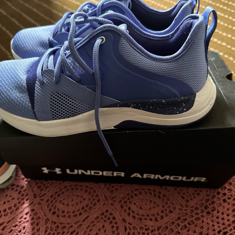New with tags under amour shoes. Great for running